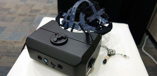 Gafas de realidad virtual controlada por el cerebro