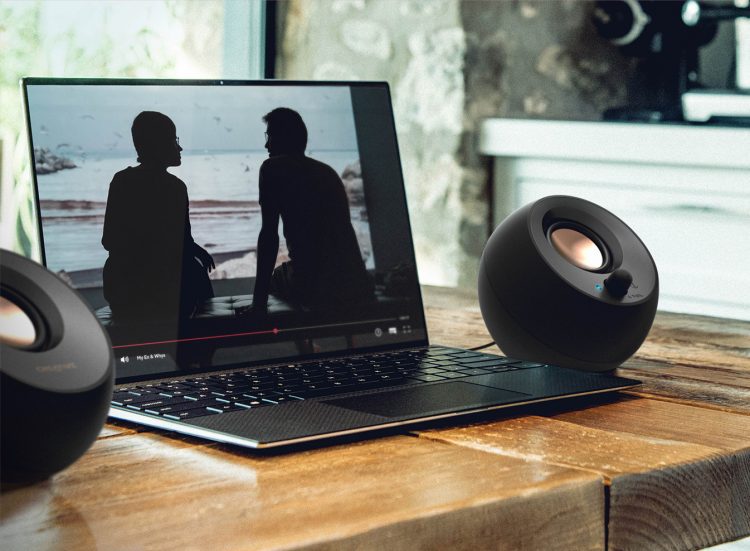 Altavoces Creative Pebble V3 conectados a un portátil
