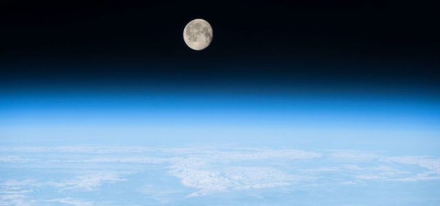 Agua en la Luna detectada gracias a SOFIA y la BCU